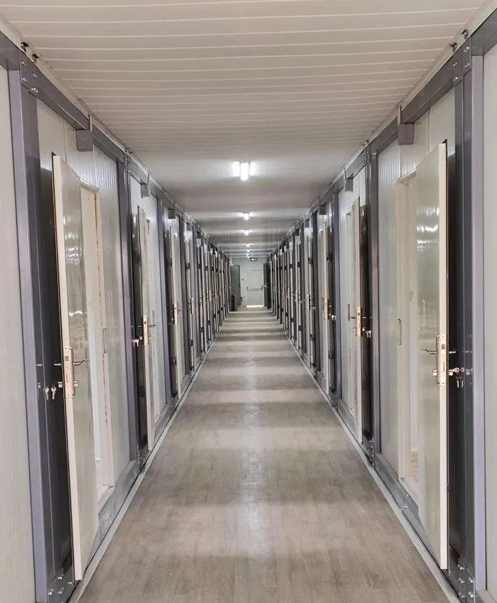 Coridor interior într-un ansamblu de containere modulare