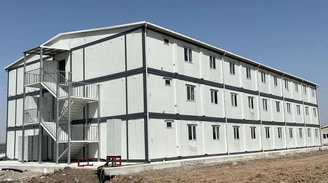 Clădire pe trei niveluri realizată din containere modulare