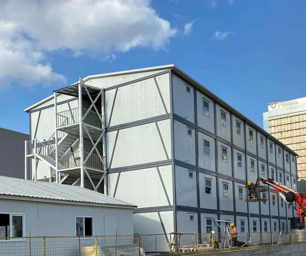 Ansamblu de containere pe trei niveluri, cu scări exterioare