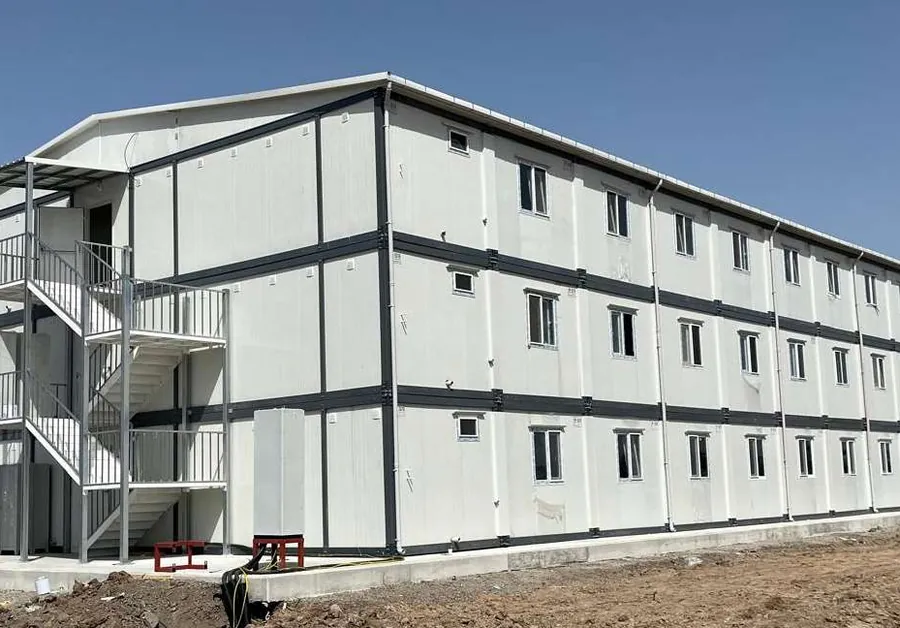 Clădire pe mai multe niveluri din containere modulare