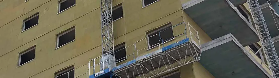 Fațadă de bloc în curs de izolare cu vată bazaltică
