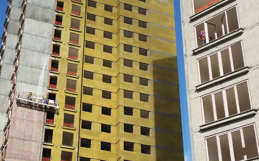 Clădire în construcție izolată cu vată bazaltică