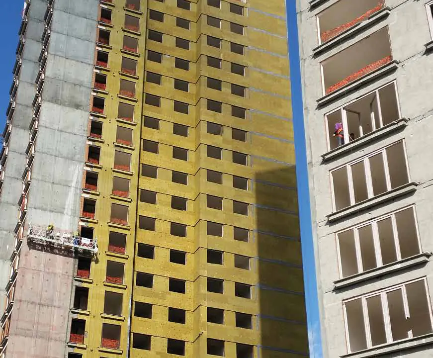 Clădire de locuințe izolată cu plăci de vată bazaltică